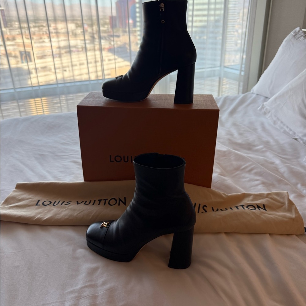 AUTHENTIC LOUIS VUITTON SWING PLATFORM ANKLE BOOT